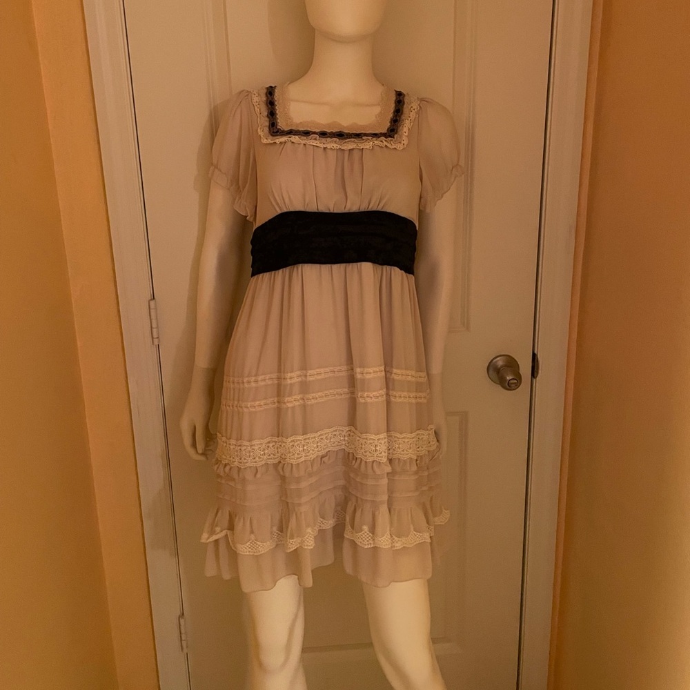 Axes femme Lolita j-fashion babydoll dress with lace, ruffles and velvet waist